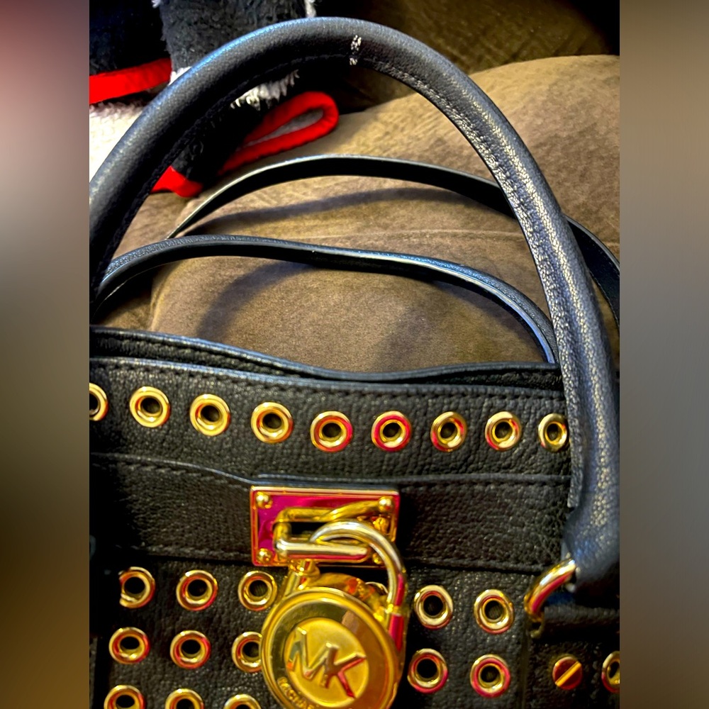 Good Condition👜MK Michael Kors Black textured bag👜with grommets. - Picture 4 of 7